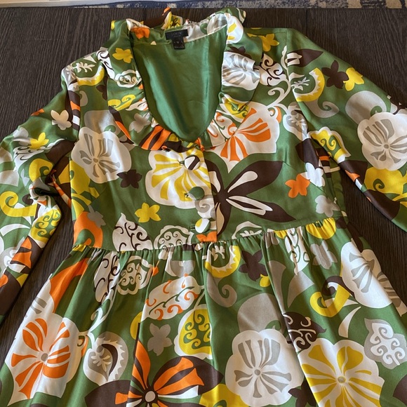 J Crew 100% silk dress. Size 12. Ruffle neck, side zip.Green floral, retro look. - Picture 8 of 16